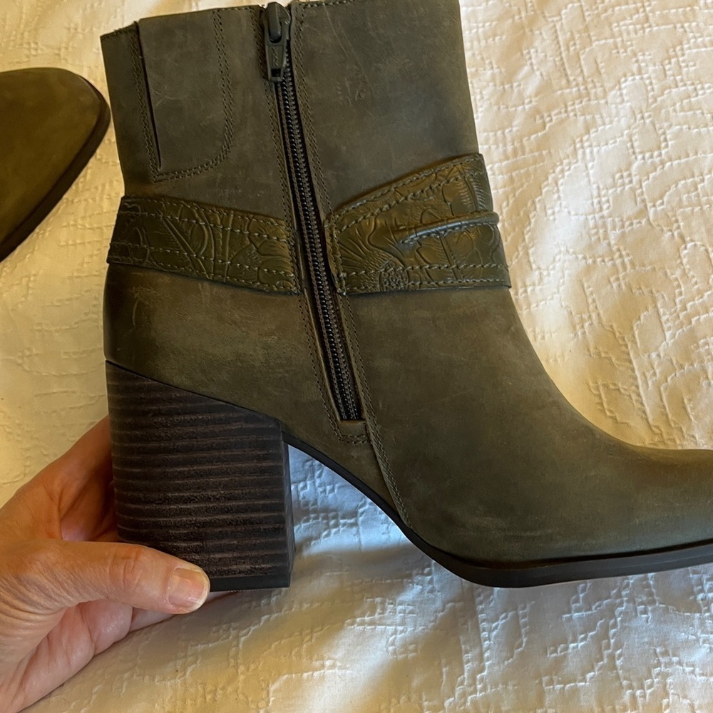 Vionic Carnelia  Chelsea Boot Block Heel Olive Oil Color Water Repellent Sz  8.5 - Picture 8 of 17